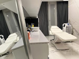 Clinique restauration capillaire par deux chirurgiens esthétiques - Greffe de cheveux Paris